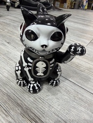 INTOY-三面招財貓 ミワ- 三面貓發財 福氣 富貴 公仔 擺件 收藏 擺設 萬聖節 骷髏頭 閃電 貓眼 黑色