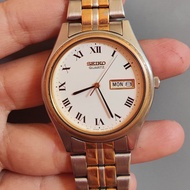 นาฬิกาญี่ปุ่นมือสอง Vintage Seiko 2 กษัตริย์ หน้าขาวหลักโรมัน เรียบหรู ระบบถ่าน ขึ้นข้อหล่อมาก นานๆจะเจอเรือนใหญ่ ตัวเรือนสีทองมีจางจากการใช้งานทั่วไป แต่โดยรวมยังสวย ตัวจริงสวยมากค่ะ กระจกสวยใส สายยาว18cm.