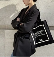 【現貨 💯官方正品 】Chanel全新 V&amp;A聯名限量托特帆布包(黑)