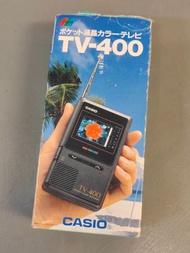 (已19人納入追蹤...先買先贏)收藏品~早期 卡西歐CASIO TV-400 掌中型2吋液晶電視/原盒.耳機  已測試 會過電