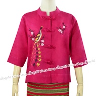 Almini - เสื้อผ้าลินิน OKI772 ยี่ห้อ In Ka Oil ปักลายนกยูง เสื้อผู้ใหญ่ เสื้อผู้สูงอายุ เสื้อคนแก่ เ