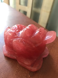 [HCM]CÓC HAY THIỀM THỪ BẰNG ĐÁ HỒNG NHỎ XINH NGẬM GIỮ TIỀN 9cm đk 5cm MỆNH HOẢ THỔ ĐỂ TRONG KÉT SẮT 