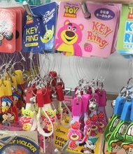 日本胡迪三眼仔Toy Story泡泡龍火腿豬 啷啷匙扣吊飾。草莓熊Chip n Dale 鋼牙與大鼻奇奇Alice時間兔妙妙貓史迪仔小金Stitch扭蛋公仔Toy  Story 三眼仔反斗奇兵 toy