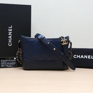 CHANEL GABRIELLE流浪小號20藍色牛皮27開銀扣肩背包