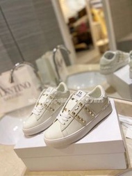 🎀順豐包郵 Valentino天奴鉚釘小白鞋 經典時尚休閑低幫板鞋 男女情侶款增高百搭運動鞋 明星同款 春夏必備
