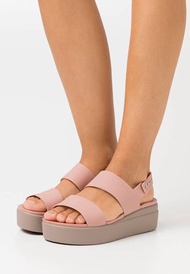 SALE！！CROCS Brooklyn Low Wedge สี Pink Color รองเท้ารัดส้นส้นต่ำสำหรับคุณผู้หญิง สีชมพูพาสเทลสวยสดใส