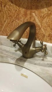 全新西班牙GODI C-02古銅製古典面盆水龍頭 ，古銅色拉絲面，頂级鋼村，不會退色，非一般市面貨品，清貨價出售，绝不取圬，數量有限，(英皇浴室潔具11:30AM-20:00PM TEL:2478 2