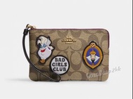 Preorder 🇨🇦Coach outlet代購 Disney X Coach Corner Zip Wristlet In Signature Canvas With Patches