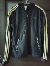 Adidas 愛迪達MIT台灣製的多方位夾克，它是Clima365 這款技術是阿迪達品牌的一部分。目的是在不同的天氣條件下保持適當的體溫：它可以防止熱、冷、潮濕和風。因此，它是一款非常完美且舒適地進行