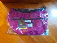 Gregory Satchel M 斜孭袋，粉紅色連原裝透明袋，全新未開封