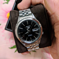 SEIKO 5 Automatic Men's Watch รุ่น SNKL23K1 - สายแสตนเลสสีเงิน หน้าปัดสีดำ - มั่นใจ ของแท้ 100% ประกันศูนย์ Seiko ไทย 1 ปี