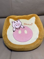 迪士尼《玩具總動員》系列中的火腿豬造型抱枕。