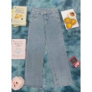 High-Waisted Straight-Leg Jeans Code 057