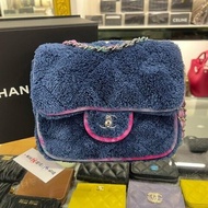 東區正精品㊣CHANEL 近全新香奈兒深藍色毛巾布毛毛銀鍊銀扣口蓋包斜背包 RZ6377