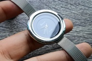 นาฬิกา Fashion มือสองญี่ปุ่น Geneva ระบบ QUARTZ ผู้หญิง ทรงกลม กรอบเงิน หน้าดำ หน้าปัด 38มม. สายสแตนเลส ใช้งานได้ปกติ สภาพดี ของแท้ ไม่กันน้ำ
