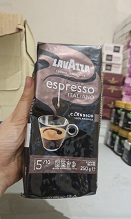 $150／2包，$300／5包 Lavazza 的 Espresso Italiano Classico 咖啡豆，重量為 250克。它標註為 100% 阿拉比卡 (Arabica) 咖啡豆。烘焙程度的