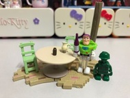 迪士尼 可動 巴斯光年 綠兵 胡迪 三眼仔 吱吱 吱吱企鵝 玩具總動員 反斗奇兵 Toystory herocross 野獸國 迪士尼扭蛋 扭蛋 buzz woody alien
