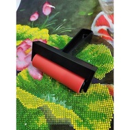 Red stone chopping roller helps stones adhere firmly to super beautiful stone paintings