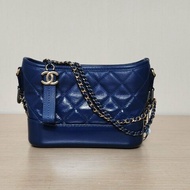 CHANEL GABRIELLE流浪小號20藍色牛皮25開金銀扣肩背包