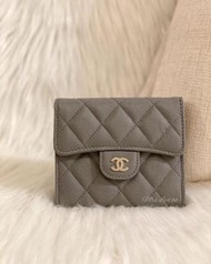 全新現貨 22B最新高級灰色 長期斷貨 經典長青款 Chanel Classic Calfskin Small Flap Wallet (Grey x Gold) 牛皮短銀包 (灰色金扣) 附專櫃副本單
