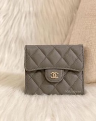 全新現貨 22B最新高級灰色 長期斷貨 經典長青款 Chanel Classic Calfskin Small Flap Wallet (Grey x Gold) 牛皮短銀包 (灰色金扣) 附專櫃副本