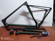 #A2:碳纖維Gravel（礫石車）車架組（啞軍綠色） 包含配件（圖上全套）11mm-145mm坐管22.2英寸inch-尾輪叉15inch