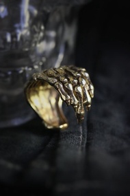 Defy 人手骷髏戒指。