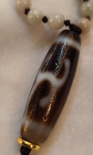 高油潤藏傳至純綠度母天珠，通體白化白芯，泌色非常有味道，強光不透，手磨老料隨形，風化包漿飽滿，大珠尺寸:12*38mm
小天珠10×20mm