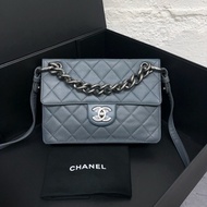 Chanel • 孟買霧霾藍荔枝牛皮銀釦郵差包 2way 帶膜