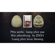 泰国佛牌，＃新年期间大优惠送卡牌一枚牌贴：A8364牌名：必达Pitta Jambo （包好精美钢壳）师父：龙婆培＋龙婆坤加持开光寺庙：Wat Pikhunthong 佛历：BE2531#比赛得奖：第