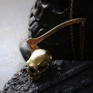 骷髏吊飾項鍊上的斧頭。