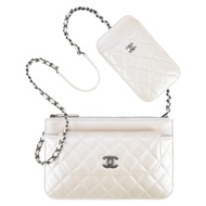 CHANEL Clutch With Chain 小羊皮金屬鍊帶菱格紋三合一肩背包(白色)/平行輸入