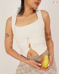 CUPPA - PEAR Vest Top (2 สี) Cuppa x Pimwa เสื้อกั๊กไหมพรมคอลึก ทรงคอร์เซต ผ่าหน้า ติดกระดุมช่วงกลาง