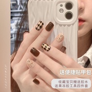 Leak-Picking Coffee Color Wearing nails 2026 exquisite high-end Short Whitening Nail Patch Checkerbo
