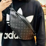 LV Discovery黑老花胸包腰包 芯片款 44x15x9 98新配件塵袋