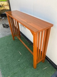 Sukthongเเพร่ โต๊ะบาร์ไม้สักเเท้ 35x135 สูง 95ซม. โต๊ะบาร์โมเดิร์น โต๊ะบาร์เครื่องดื่ม โต๊ะเคาน์เตอร์ สีสักน้ำตาลส้มเคลือบเงา SUKP-493