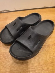 HOKA 黑色拖鞋