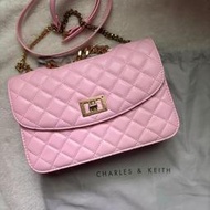 CHARLES & KEITH 小CK 菱格紋 鍊條 翻蓋 單肩包 斜跨包 (嫩粉色)