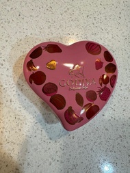 #24春古著  GODIVA 鐵盒空盒，粉紅色愛心💞❤️造型巧克力糖果盒