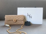 LYN แท้ กระเป๋า Lyn outlet ประดับมุก กระเป๋าสตางค์มีสายสะพายข้าง พร้อมกล่อง