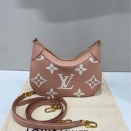 LV 路易威登 Bagatelle粉紅草莓牛奶牛角包可拆卸可調節肩帶壓紋粒面牛皮牛角包、法棍包