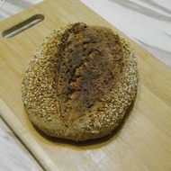 全麥芝麻亞麻仁子 酸麵種大麵包 使用有機全麥麵粉 長時發酵 口感微酸 易消化 健康+分
