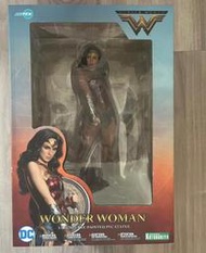 壽屋 ARTFX 神力女超人 WONDER WOMAN 1/6 雕像(外盒正面的透明塑膠一半脫落)