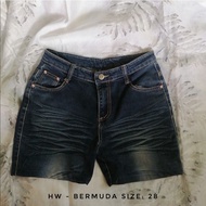 Bermuda Short Clean Cut/ High Waist