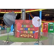 (Dukenzo) Background Foto Studio Wisuda 2,5X3Meter/ Background Foto Studio Rak Buku Gorden Merah