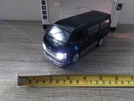 【Toyota Hiace】[可發聲，可著頭及尾燈，可打開車尾，側門，趟門] 全新1：32  黑色豐田“200系”合金玩具聲光版客貨車 black color diecast toyota hiace