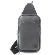 全新未使用LOUIS VUITTONTaiga Avenue 斜背包 (M30951)，附品牌標誌，Taiga 皮革，單肩/斜背包，灰色，銀色五金，附防塵袋，西班牙製造，男士款，原價：¥392,700