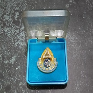 richmanfrend เข็ม กลัด ที่ ระ ลึก ราชินี ฉลองครบ 72 พรรษา พ.ศ.2547