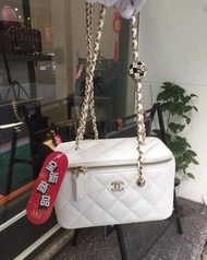 典精品 Chanel 全新 AP2303 白色 淡金 調節鍊背帶 附鏡子 長盒子 化妝箱 足球 金球包 斜背包 現貨
