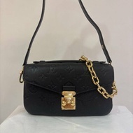 LV(M)黑壓紋牛皮金釦 Metis East West 郵差包